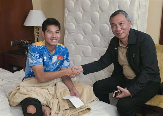 Hình ảnh đại diện cho việc bảo vệ người chơi vị thành niên, với biểu tượng xác minh độ tuổi.